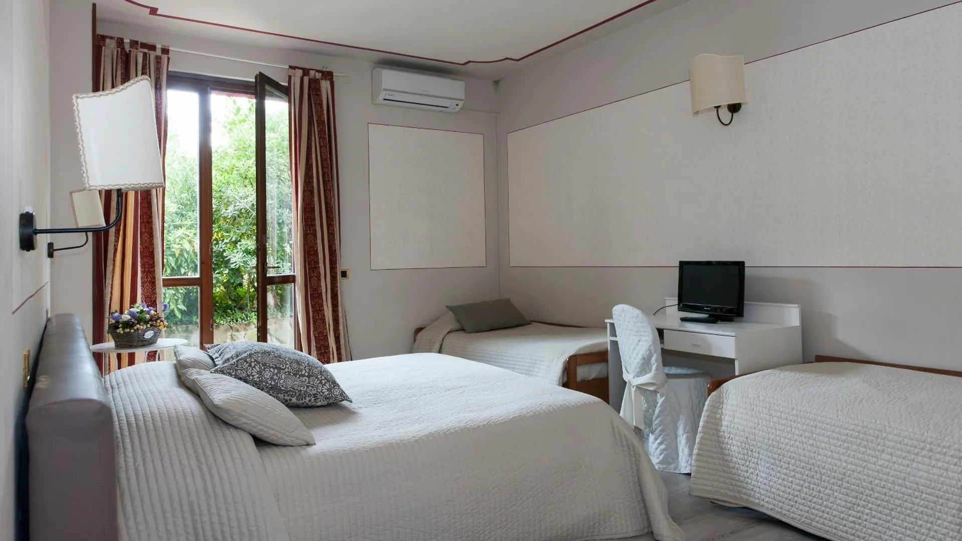 Hotel Monti San Baronto 3*,