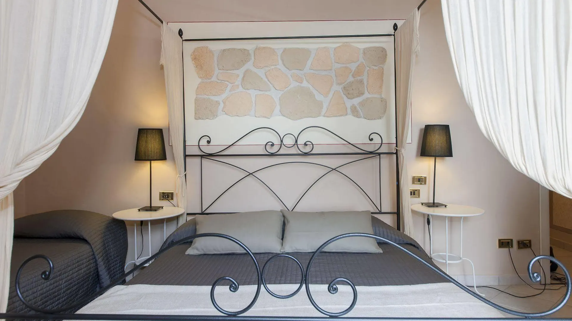 Hotel Monti San Baronto 3*,